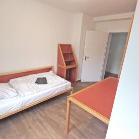 Zimmer Jugendhilfe mit Bett und Ablageschrank und Tisch