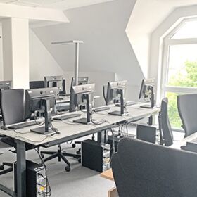 Computer, Tische und Stühle im Mehrzweckraum im INN-tegrativ Berufliches Reha- und Integrationszentrum Osnabrück