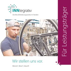 Ein Mann repariert ein Fahrrad.