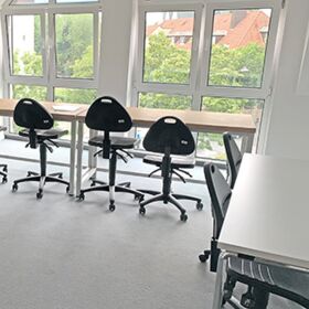 Werkbänke/Tische und Stühle im Mehrzweckraum im INN-tegrativ Berufliches Reha- und Integrationszentrum Osnabrück