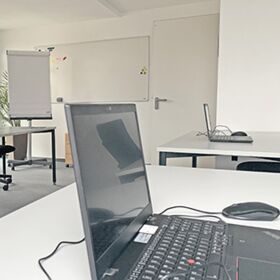 Stühle und Tische in U-Form Seminarraum INN-tegrativ Berufliches Reha- und Integrationszentrum Osnabrück