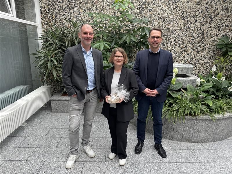 Geschäftsführer der INN-tegrativ gGmbH Pierre Noster (links) und Lars Pallinger (rechts) begrüßen die neue Standortleitung Nicole Derber in den Räumlichkeiten des BFW Goslar. 