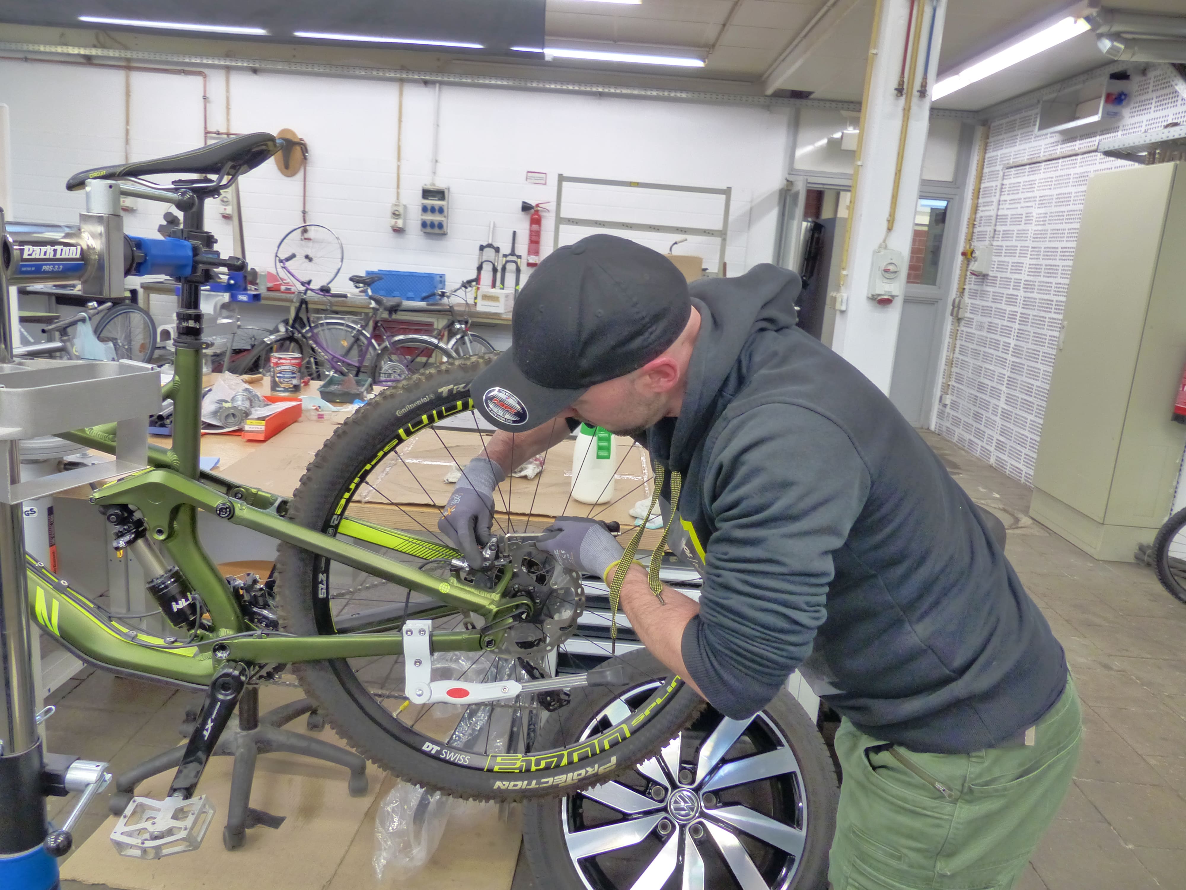 Teilnehmer in der Fahrradwerkstatt am BFW Goslar